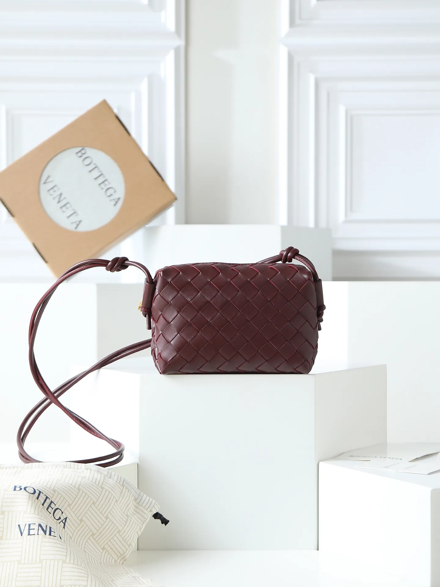 Batch 1300. 𝗕𝗼𝘁𝘁𝗲𝗴𝗮 𝗩𝗲𝗻𝗲𝘁𝗮———— The latest version of the loop camera bag💥 at the BV King of Cost-Effectiveness counter, large woven texture➕As always, ultra-high-quality lambskin, with zippers and adjustable drawstrings, it is especially suitable for the belly💫It can fit anything, and it is very light in weight. It is suitable for girls of all ages. Size: 17*10*6 Style number: 680254